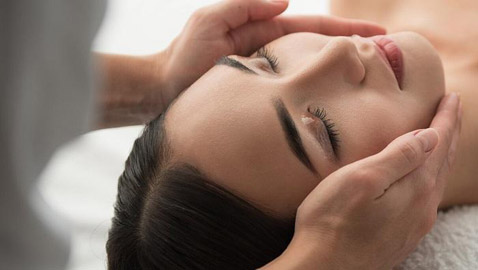 فوائد تدليك الوجه يومياً... بشرة أكثر شباباً وتورداً وحيوية والنتيجة فورية