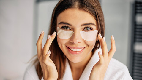 ماء الورد هو الحل السحري الذي تحتاجينه لعلاج أكياس تحت العين