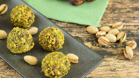 اليكم طريقة تحضير حلى كرات الفستق الحلبي لعيد الأضحى