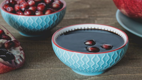 إليكم طريقة تحضير دبس الرمان بدون سكر.. صحي وخفيف