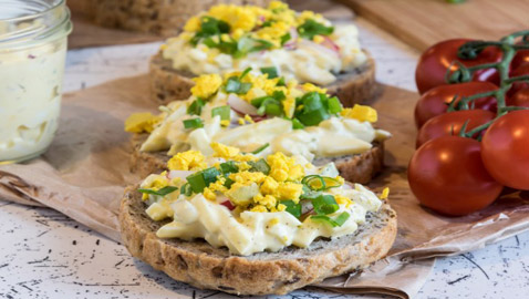 إليكم طريقة تحضير ساندويش البيض مع البصل الأخضر صحي للرجيم