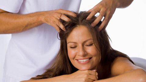 لماذا ينصح الخبراء بتدليك فروة الرأس؟.. إليك الأسباب