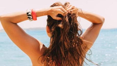 حماية الشعر من الشمس والبحر.. طرق فعالة تحافظ على صحته وحيويته