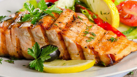 إليكم طريقة تحضير السلمون المطهو على الطريقة الإسكندنافية للرجيم