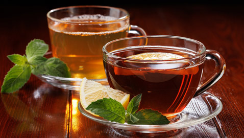 أيهما أفضل للصحة: الشاي الأخضر أم الأسود؟ تعرفوا على فوائد كل منهما!