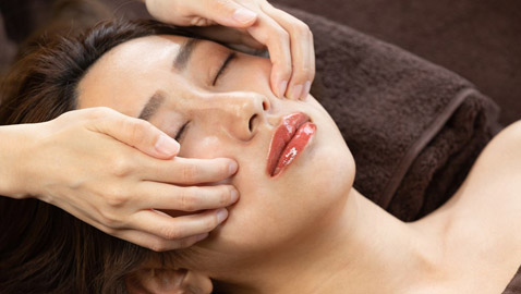 طرق بسيطة للتخلص من انتفاخ الوجه.. جربيها