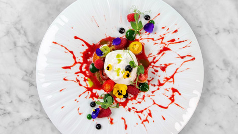 اليكم طريقة تحضير جبنة بوراتا مع صلصة التوت الأحمر