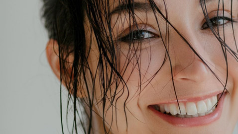 هل النوم بشعر مبلل سيئ؟