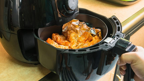 إليكِ أفضل طريقة لطهي الدجاج المقلي في مقلاة هوائية