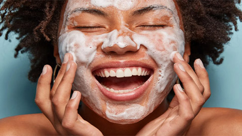 10 أسئلة تطرحونها حول اختيار أفضل مستحضر لتنظيف البشرة