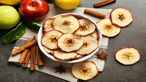 إليكم طريقة تحضير شيبس التفاح المقرمش الصحي بالفرن