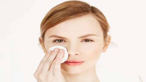 هل تتسبب المناديل المنظفة للبشرة في إلحاق الأذى بها؟