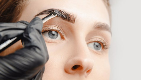 كيف تتعاملين مع فقدان شعر الحاجبين؟