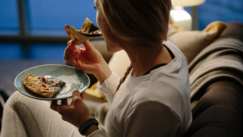 3 فوائد مقابل 3 سلبيات لتناول وجبة خفيفة ليلاً!