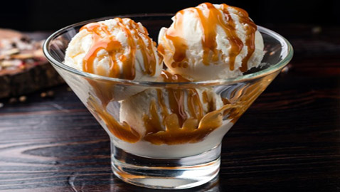 إليكم طريقة تحضير آيس كريم التمر بصوص التوفي الشهي