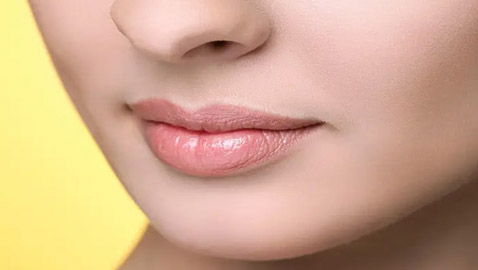 من المطبخ.. أفضل مكون لترطيب الشفاه الجافة