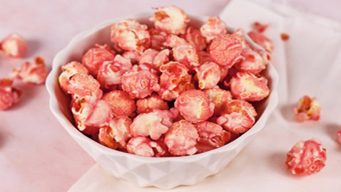 إليكم طريقة تحضير الفشار الأحمر لجمعات العائلة.. مميز ولذيذ