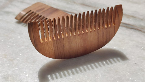 اعتمدي المشط الخشبي لتسريح شعرك.. واجني هذه الفوائد