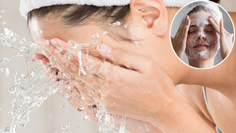 6 أخطاء يُحذر أطباء الجلد من ارتكابها عند غسل الوجه