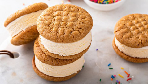 إليكم طريقة تحضير بسكويت محشي آيس كريم.. سهل وشهي