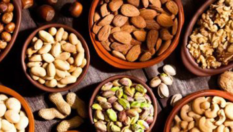 الحارة والمقلية والمكسرات.. أطعمة احذر تناولها على معدة فارغة