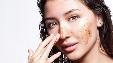 4 طرق لصنع مقشرات طبيعية لتحسين بشرتك.. جربيها