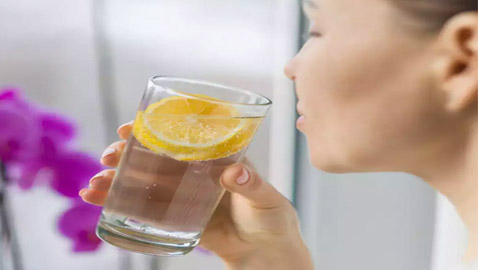 11 سببا مدهشا لبدء يومك بشرب الماء والليمون.. تعرف إليها
