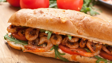 إليكم طريقة تحضير ساندويش الروبيان بصوص الديناميت المميز