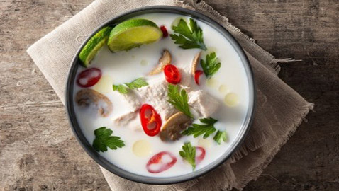 إليكم طريقة تحضير شوربة الدجاج بحليب جوز الهند.. طعم طيب ومميز