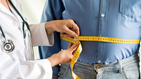 بينها التوتر والنوم السيئ.. أسباب خفية لزيادة الوزن