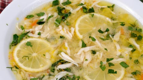 طبق شتوي مميز.. شوربة الدجاج بالليمون