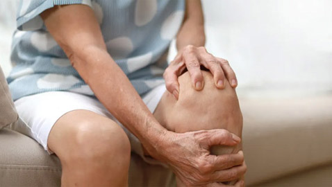 لهذه الأسباب تزداد آلام العظام والمفاصل في الشتاء.. وهذا هو الحل