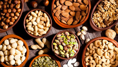 رغم التوصيات بتناولها نيئة.. هذه المكسرات خارج المعادلة