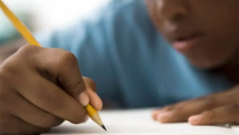 الكتابة اليدوية تعزز تواصل الدماغ والتعلم