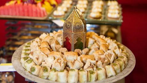 5 أضرار يسببها كسر الصيام بحلويات رمضان