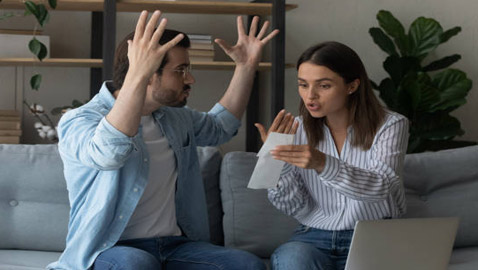 أربعة أخطاء يرتكبها الأزواج عند مناقشة الأمور المالية.. ما هي؟