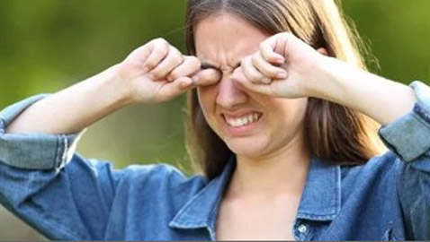 نصائح للحفاظ على سلامة عينيك في الموجة الحارة.. لا تفركها
