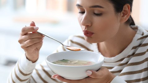 لشوربة مثالية كلَّ مرة.. 8 حيل احترافية من خبراء الطهي