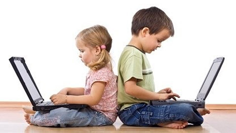 5 استراتيجيات للعائلات لضمان أمان وسلامة الأطفال على الإنترنت