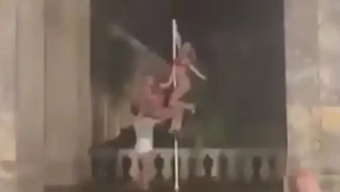 فضيحة في اليونان.. راقصات عمود 